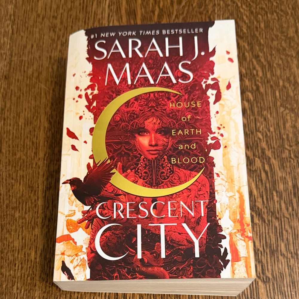 Crescent City: House of Earth and Blood by Sarah J. Maas - Red & Gold Cover
